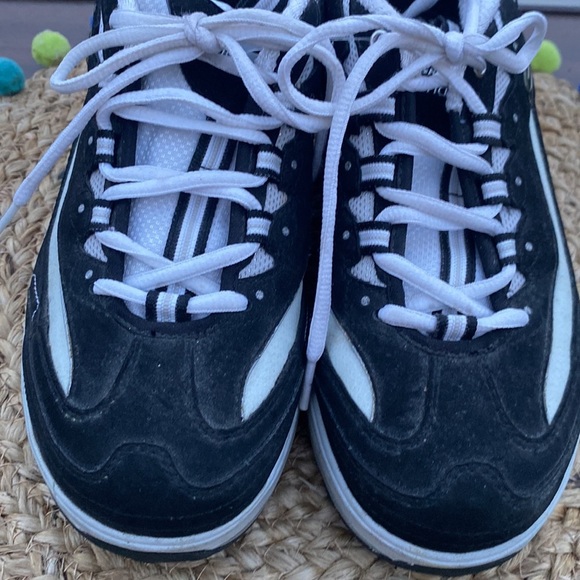 🍍SKECHERS SHAPE UPS🍍SIZE 8.5🍍 - Picture 3 of 5